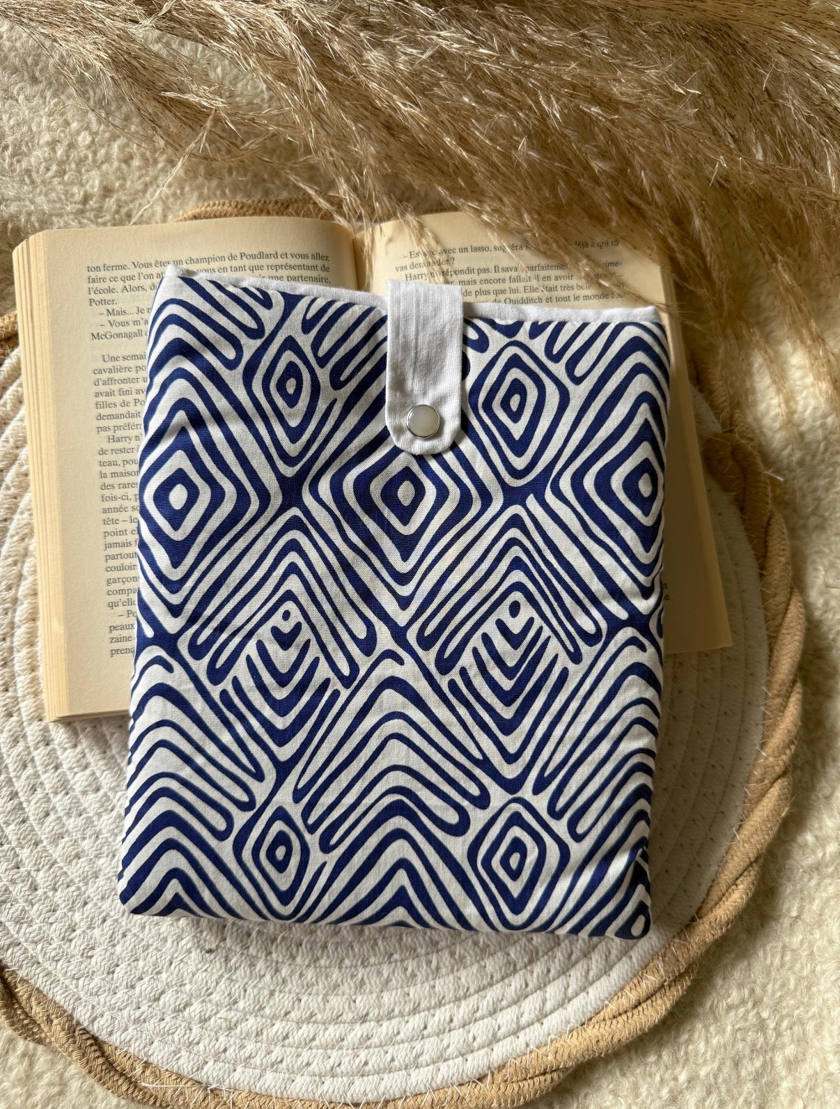 Housse de livre bleu & blanc - Format broché Hiona Créations